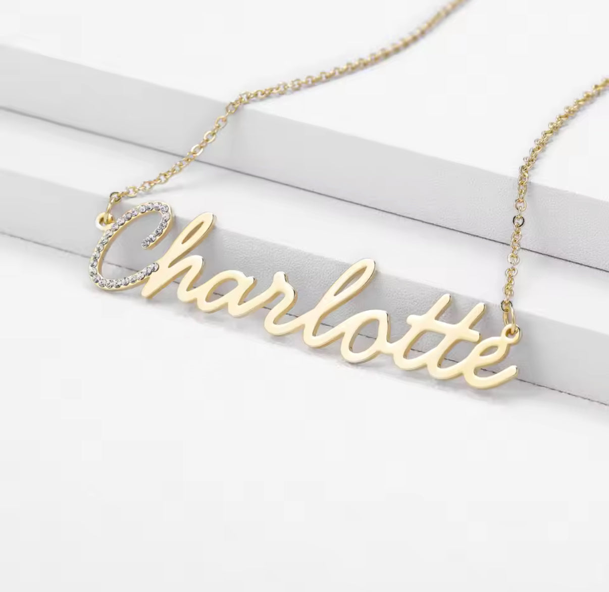 Halskette mit Namen in Schreibschrift und Zirkonia-Initialen