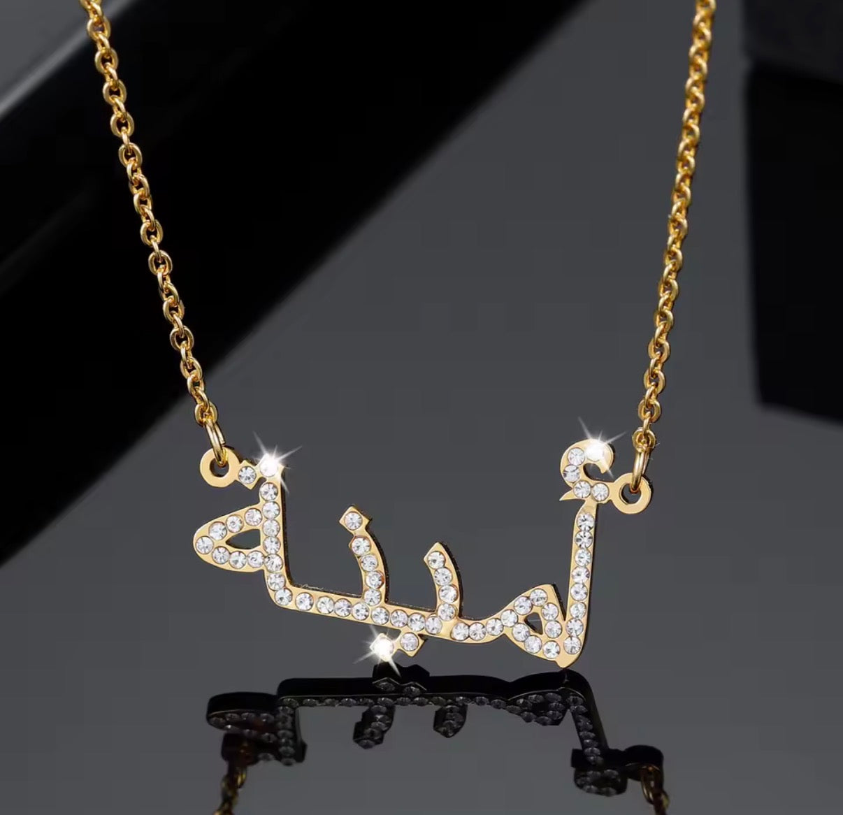 Halskette mit arabischem Namen und Kristallverzierung